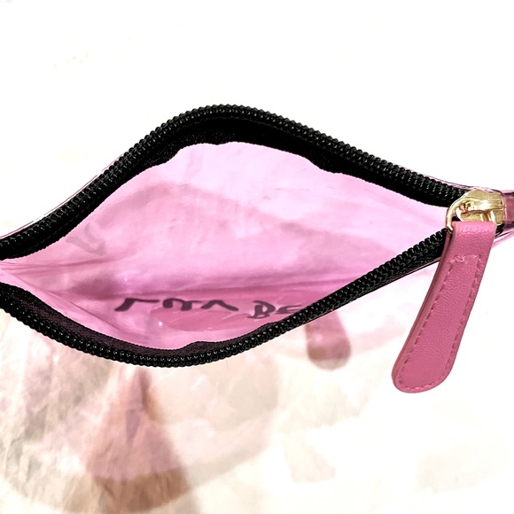 LUV BETSEY JOHNSON Coin Purse Wristlet Pouch Clear Jelly Fuschia Pink Lips NWOT - Picture 4 of 7